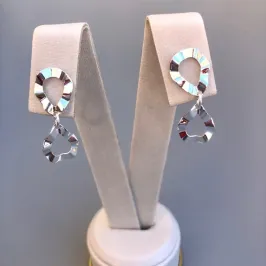 BRINCO CIRCULO ONDULADO COM LINHAS TEXTURIZADAS PENDURADO