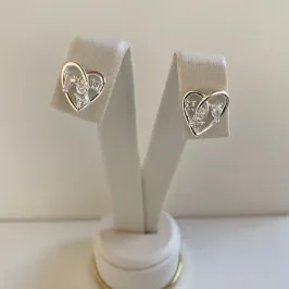 BRINCO CORAÇÃO VAZADO C/ 4 PEDRAS DE ZIRÔNIAS