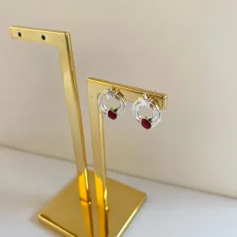 BRINCO REDONDO C/ UMA ESTRELA E UMA MAÇA