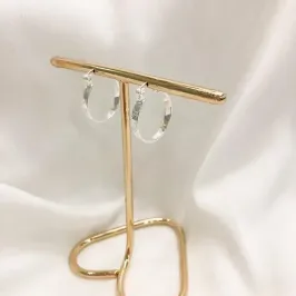 ARGOLA ACHATADA COM PADRÃO PONTILHADO E FECHO ITALIANO