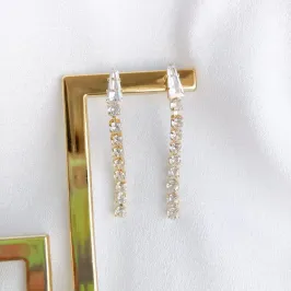 Brinco pêndulo de zircônias com zircônia navete fixa