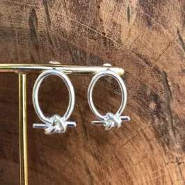 BRINCO OVAL COM NÓ PRATA