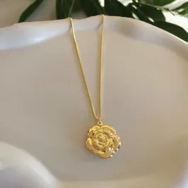 COLAR PINGENTE ROSA EM RELEVO