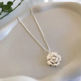 COLAR PINGENTE ROSA EM RELEVO PRATA