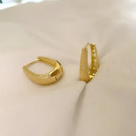 ARGOLA ARTICULADA OVAL COM TEXTURA FRONTAL 2cm