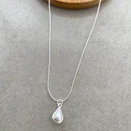 COLAR GOTA DE PÉROLA COM CORRENTE MICRO ESFERAS