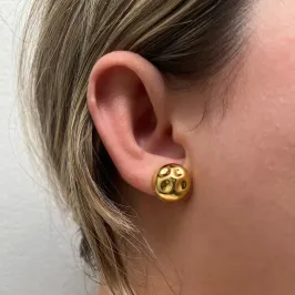 BRINCO MEIA ESFERA MARTELADA