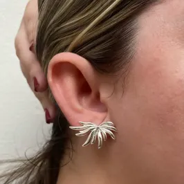 BRINCO MEIA FLOR PÉTALAS FINAS E ONDULADAS