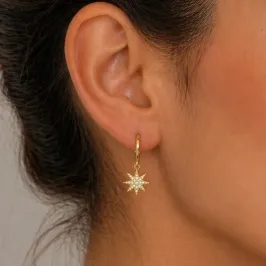 BRINCO ARGOLINHA COM ESTRELA 8 PONTAS CRAVEJADAS