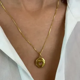 COLAR RELICÁRIO FAMÍLIA COM CORAÇÃO CRAVEJADO ROSA
