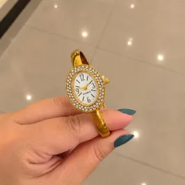 RELÓGIO BRACELETE OVAL CRAVEJADO DOURADO FUNDO BRANCO