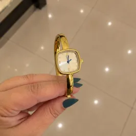 RELÓGIO INOX DOURADO QUADRADO FUNDO BRANCO