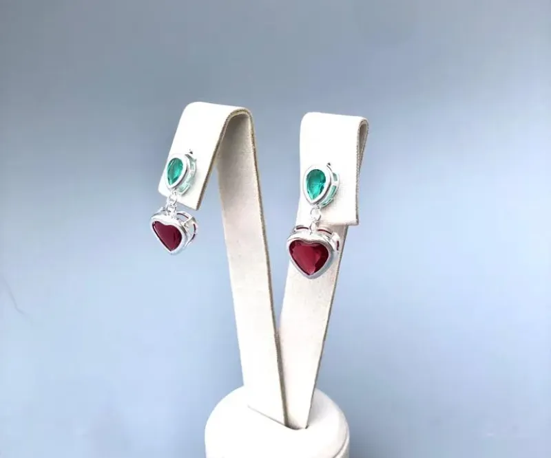 BRINCO ZIRCÔNIA OVAL C/ PINGENTE DE CORAÇÃO DE ZIRCÔNIA RUBI