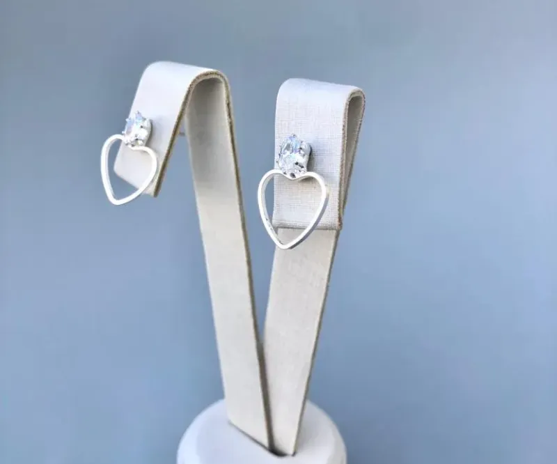 Brinco Coração Vazado c/ ponto de Luz Oval