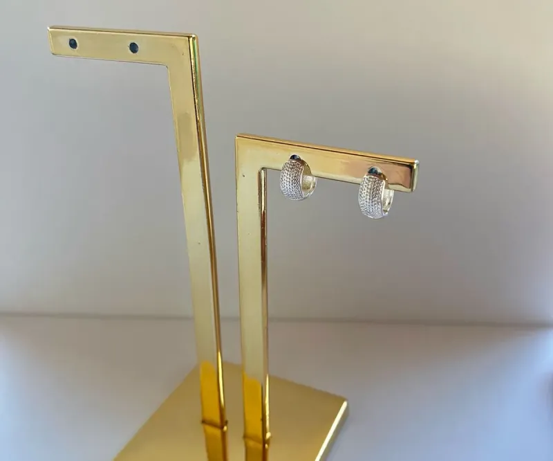 Argolinha texturizada na frete 4mm com 7mm de diâmetro prata