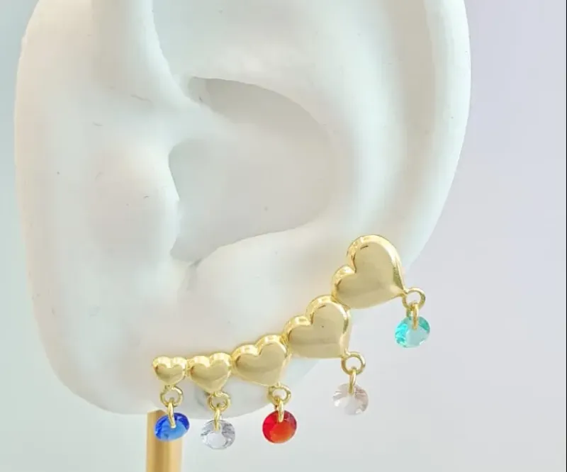 Brinco ear cuff 5 corações com zircônias coloridas penduradas