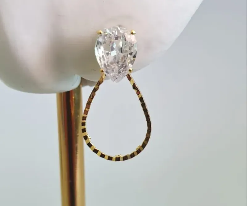 Brinco Gota Vazada Texturizada c/ Ponto de luz em Gota