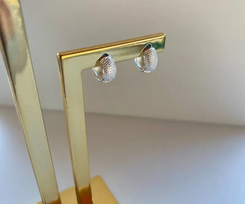 Argolinha texturizada na frete 4mm com 7mm de diâmetro prata