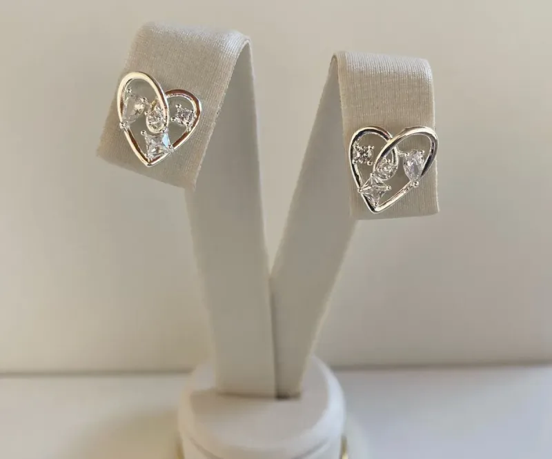BRINCO CORAÇÃO VAZADO C/ 4 PEDRAS DE ZIRÔNIAS