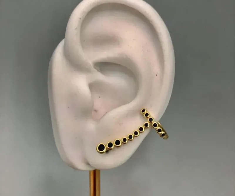 Brinco ear cuff com piercing fake zircônias black
