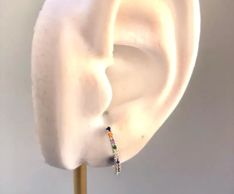 Brinco Ear Cuff Cravejado com Mini Zircônias Coloridas
