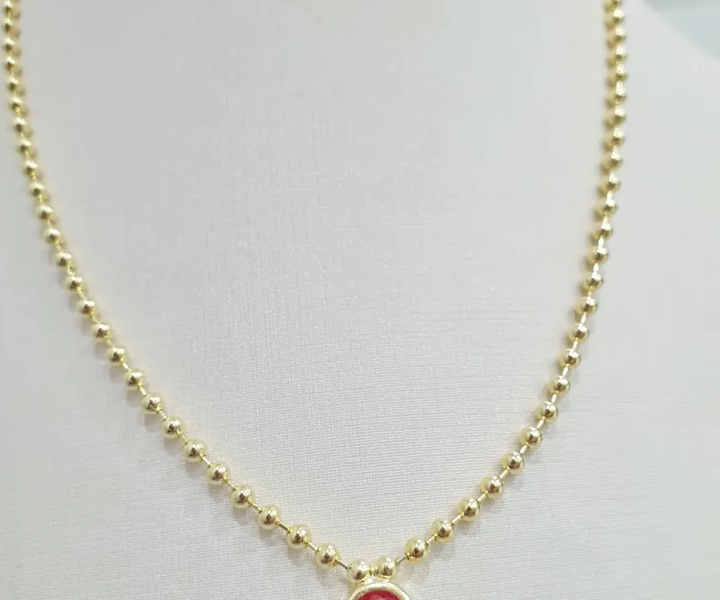 Colar de bolinhas com pedra de zircônia rubi