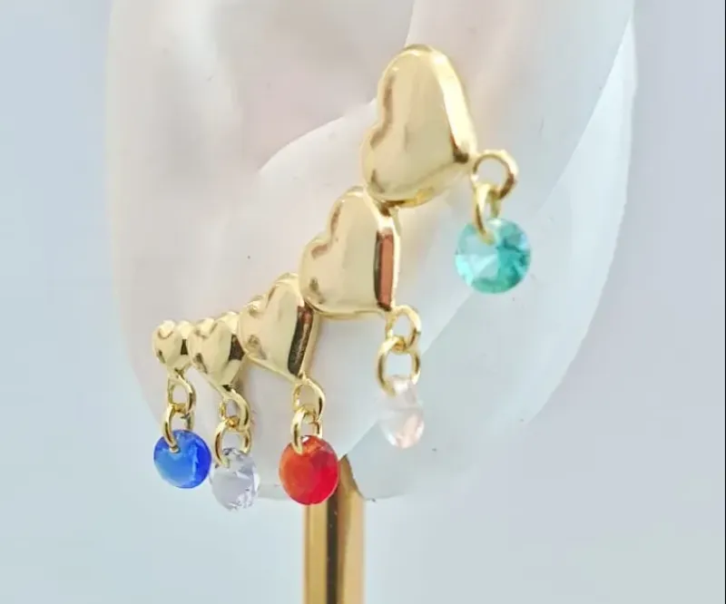 Brinco ear cuff 5 corações com zircônias coloridas penduradas