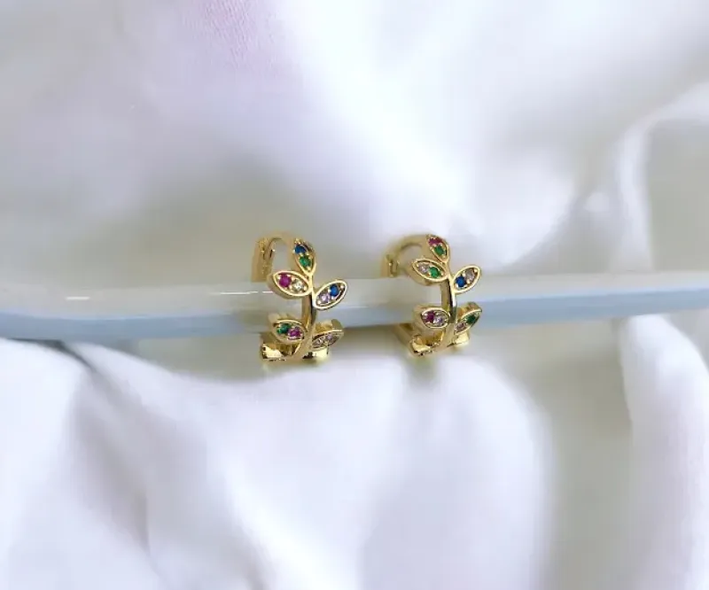 ARGOLINHA C/ FOLHAS CRAVEJADAS EM ZIRCÓNIAS COLORIDAS