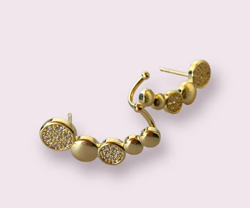 Brinco ear cuff com encaixe círculos lisos e cravejados