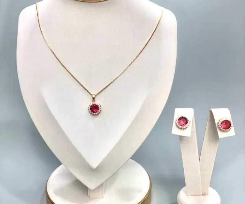 CONJUNTO PEDRA REDONDA (8MM) RUBI C/ ZIRCÔNIAS EM VOLTA