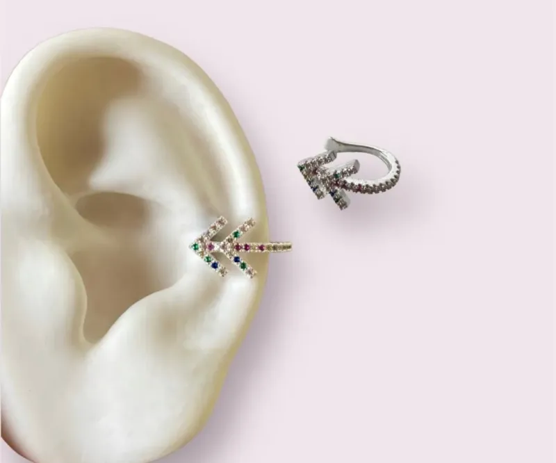 Piercing fake anatômico seta dupla cravejada colorida prata
