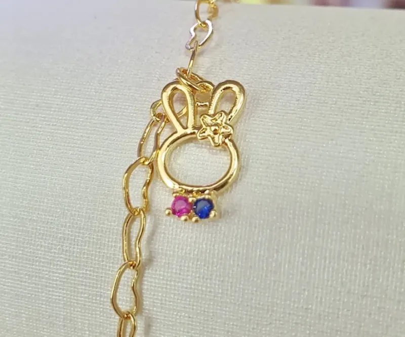 PULSEIRA ELOS CORAÇÃO C/ PINGENTE DE COELHO C/ 2 ZIRCÔNIAS