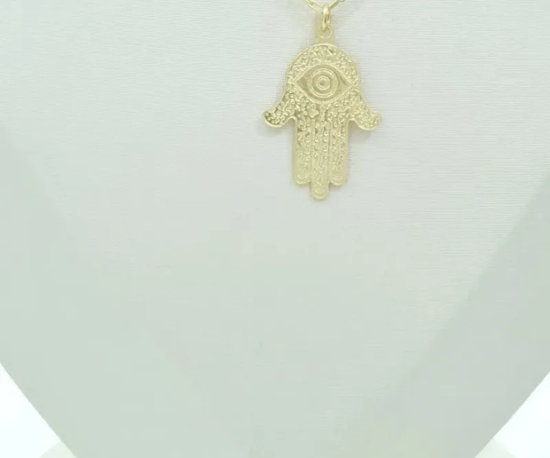 Colar com corrente design cartier fina, com pingente de Mão de Fátima todo detalhado.