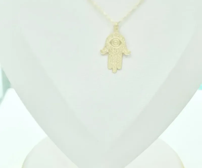 Colar com corrente design cartier fina, com pingente de Mão de Fátima todo detalhado.