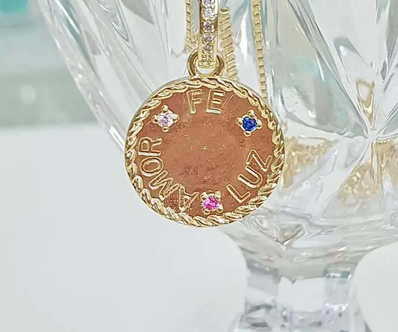 COLAR MEDALHA AMOR, FÉ E LUZ C/ZIRCÕNIAS