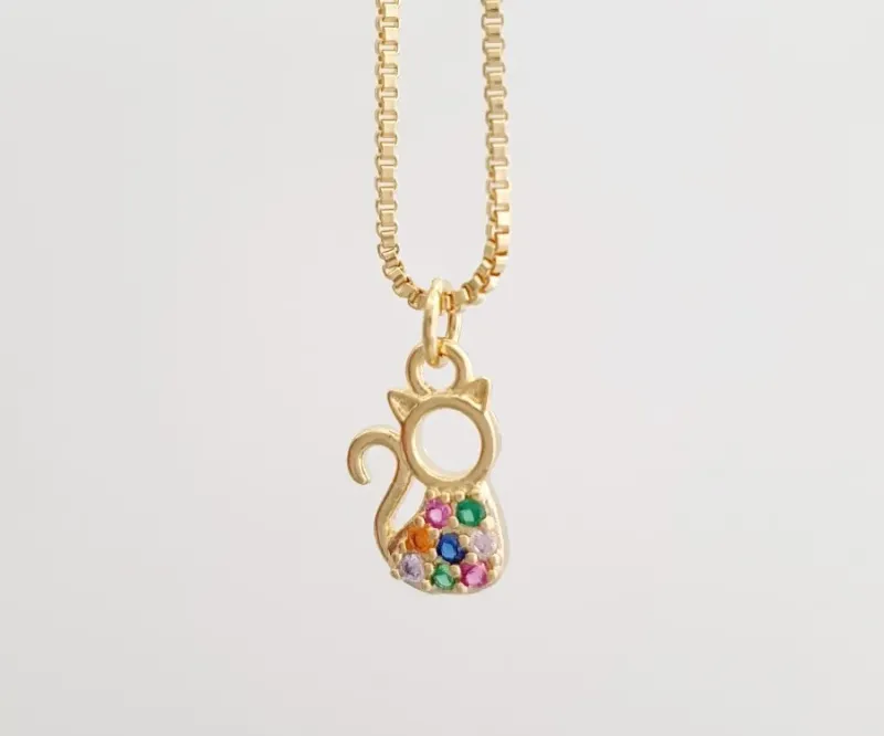 COLAR C/ PINGENTE DE GATINHO C/ ZIRCÔNIAS COLORIDAS CRAVEJADAS
