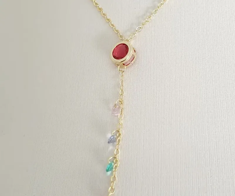 Colar design gravatinha com pedra de zircônia rubi com corrente com zircônias coloridas