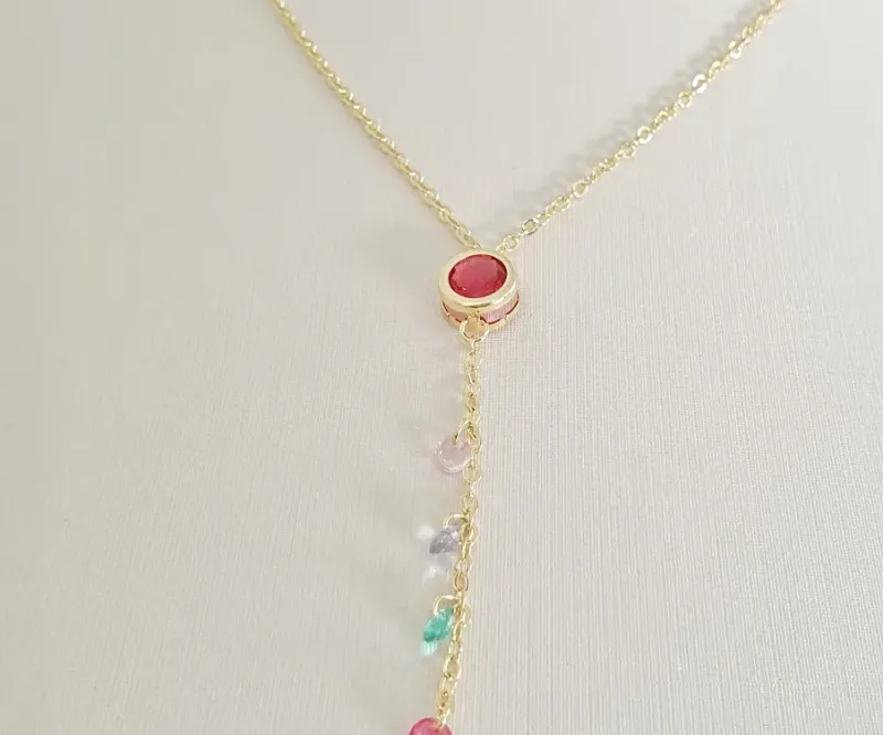 Colar design gravatinha com pedra de zircônia rubi com corrente com zircônias coloridas