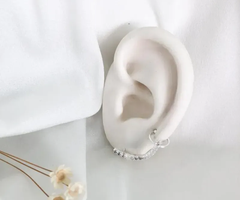 BRINCO EARCUFF ZIRCÔNIAS COM ENCAIXE PRATA