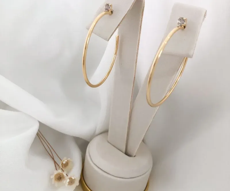 ARGOLA LISA COM ZIRCÔNIA FIXA