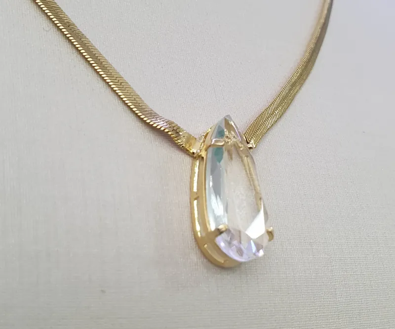 Colar malha fita com pedra de zircônia incolor em formato de gota