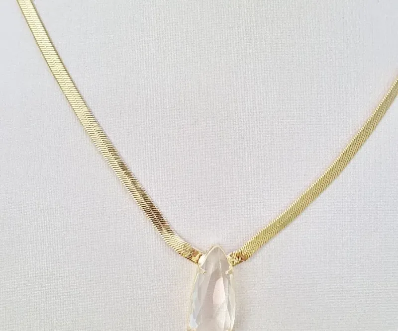 Colar malha fita com pedra de zircônia incolor em formato de gota