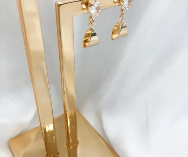BRINCO PENDURADO DOBRADO COM GOTA DE ZIRCÔNIA