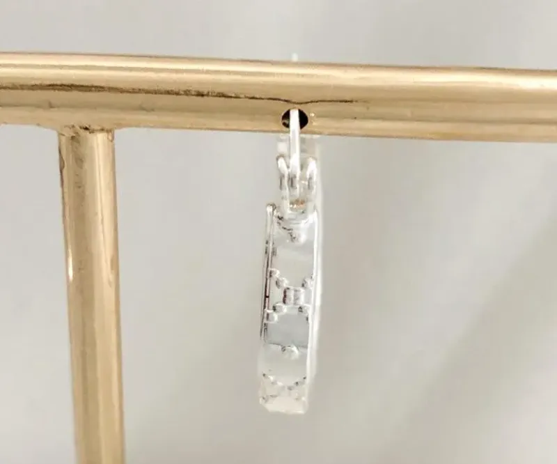 ARGOLA ACHATADA COM PADRÃO PONTILHADO E FECHO ITALIANO