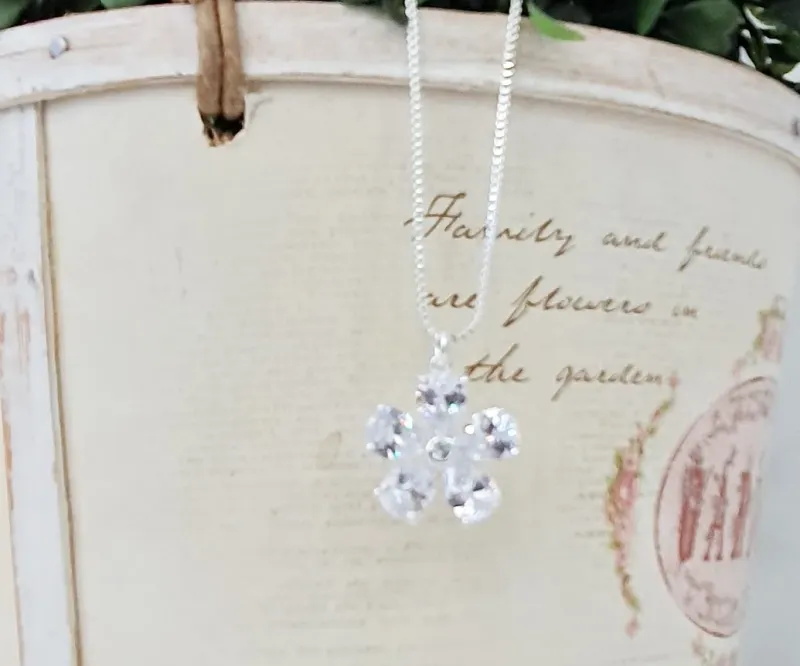 COLAR FLOR DE ZIRCÔNIAS CRISTAL COM CORRENTE VENEZIANA PRATA