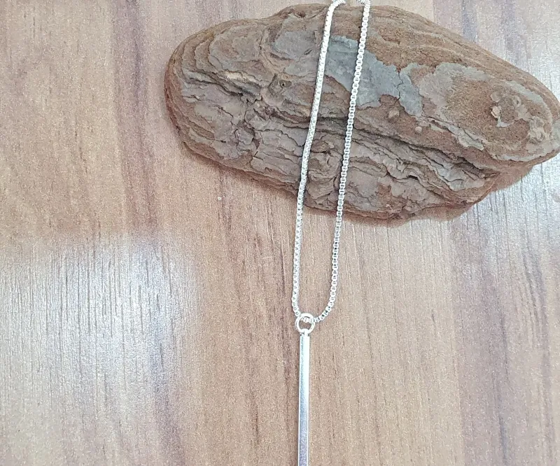 COLAR MINIMALISTA PALITO GEOMÉTRICO PRATA
