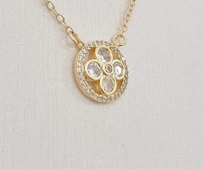 COLAR C/ PINGENTE DE FLOR DE ZIRCÔNIA E MICRO ZIRCÔNIAS CRAVEJADAS