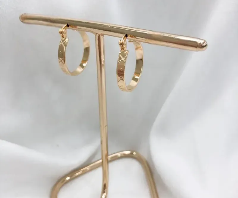 ARGOLA ACHATADA COM PADRÃO PONTILHADO E FECHO ITALIANO