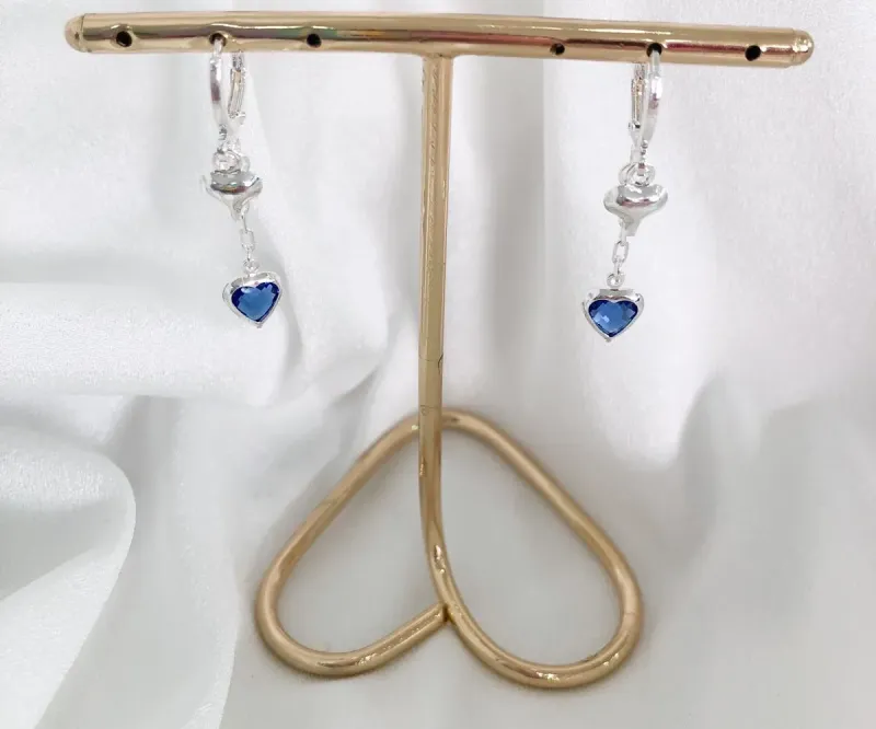 BRINCO ARGOLINHA COM CORAÇÃO LISO E AZUL PRATA