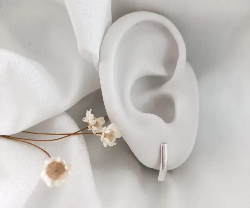 Brinco pino curvado minimalista prata